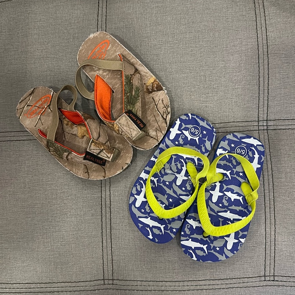 🌲NWOT - set of 2 pairs of toddler flip flops with elastic ankle strap